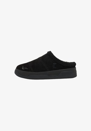Svart semsket skinn slip-on sko med en luksuriøs, pelslignende fôr. Har en solid svart gummisåle og subtile søm detaljer.