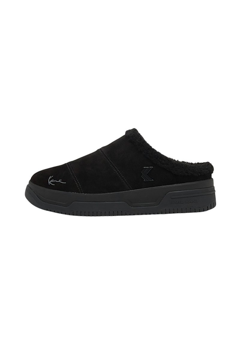 Svart semsket skinn slip-on sko med en luksuriøs, pelslignende fôr. Har en solid svart gummisåle og subtile søm detaljer.