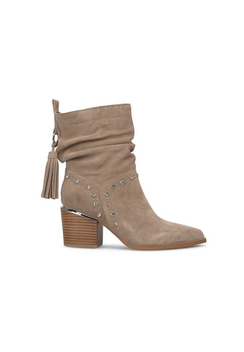 Stivaletto alla caviglia in microfibra beige con gambale morbido, decorato con strass, dettagli argentati e un tacco in legno spesso. Presenta un particolare con frange.
