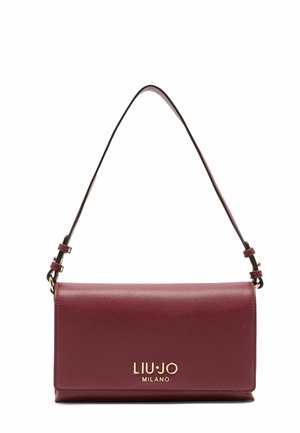Sac à main en cuir bordeaux avec une bandoulière amovible, arborant une texture lisse et des détails du logo en or. Forme rectangulaire compacte.