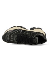 Zwarte leren sneaker met een glanzende afwerking, voorzien van een gestructureerde bovenkant, zwarte veters en een crème kleurige rubberen zool.