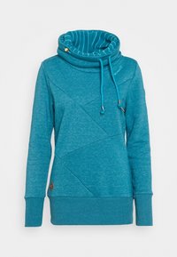 Sudadera verde azulado con cuello alto y cordón ajustable. Presenta un patrón texturizado y puños acanalados, finalizada con un parche de logo.
