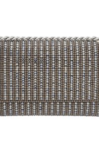 Gyöngyös kistáska mintás dizájnnal, amely fényes fém és matt gyöngyök váltakozó szálaiból áll fekete, szürke és bronz színekben. Ezüst lánc részlet.