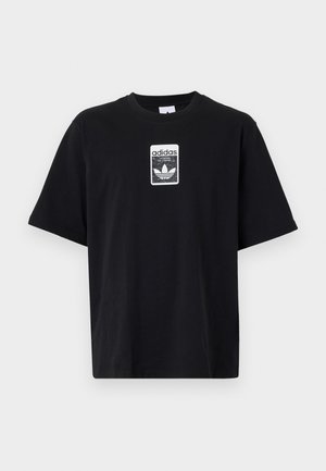 Schwarzes Adidas-T-Shirt mit kurzen Ärmeln und einem kleinen weißen rechteckigen Logo-Aufnäher mittig auf der Brust.