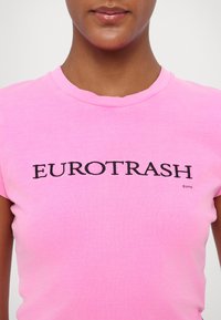 EYTYS Apdrukāts T-krekls - fuscia