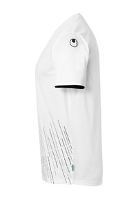 Witte shirt met korte mouwen met een gestructureerd ontwerp met zwarte diagonale lijnen. Bevat een mouw met zwarte accenten en een label aan de zijkant.