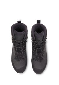 Svarta utomhusskor har en hög-top design med texturerad tyg, syntetmaterial, förstärkt tå och metallögon med snören.