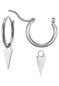 Orecchini a cerchio in argento con una finitura liscia e riflettente. Presentano un pendente triangolare e un design di chiusura unico.