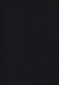 Texture de tissu noir uni avec un subtil côtelé, montrant en gros plan les détails du tissage et du motif tricoté du matériau.