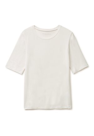 Biała koszulka z krótkim rękawem i okrągłym dekoltem, gładka tkanina, rozłożona na płasko, bez widocznych wzorów czy logo.