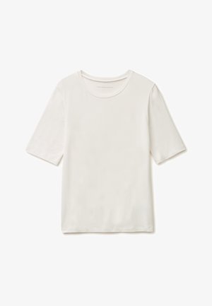 Biała koszulka z krótkim rękawem i okrągłym dekoltem, gładka tkanina, rozłożona na płasko, bez widocznych wzorów czy logo.