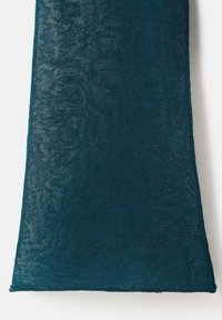 Tela en tono aguamarina, transparente, con una textura suave, forma rectangular y un patrón sutil. Los bordes son sin terminar, creando un aspecto ligero y fluido.