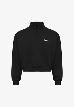 Sudadera negra corta con cuello alto, cremallera parcial y detalle de logo blanco en el pecho. Textura suave y diseño deportivo.
