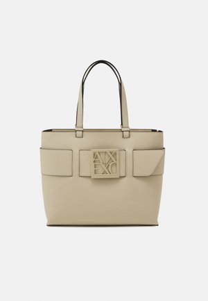Sac cabas en cuir beige avec deux poignées, poches à rabat à l'avant et une plaque logo carrée Armani Exchange au centre.