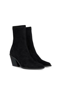 Czarne zamszowe botki za kostkę z ostrym noskiem i zwężonym obcasem, charakteryzujące się gładką teksturą i minimalistycznym designem.