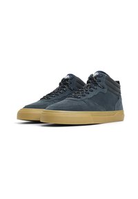 Baskets montantes en daim bleu foncé avec des accents en maille noire et des semelles en caoutchouc tan contrastées ; avec des lacets dorés et un détail de logo.