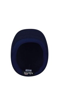 Cappello blu navy con tessuto a trama liscia, visiera larga e forma tondeggiante. L'interno presenta un'etichetta con istruzioni per la cura.