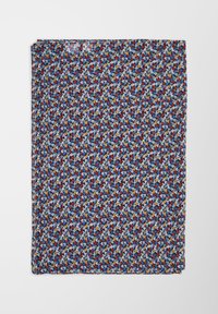 Tissu multicolore, avec un motif floral en rouge, jaune, bleu et blanc sur un fond foncé, fabriqué à partir d'un textile léger.