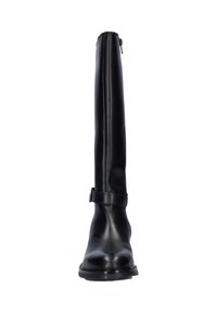 Hoge zwarte leren laars met zijrits en enkelriem, van voren gezien op een witte achtergrond.