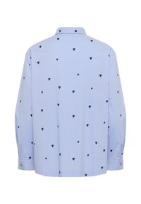 Camicia azzurra chiara con colletto curato, caratterizzata da un motivo di piccoli cuori blu navy distribuiti uniformemente su tutto il tessuto. Materiale di cotone morbido.