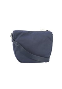 Námořnická modrá crossbody taška vyrobená z odolné tkaniny. Má zipové uzavření, nastavitelné ramenní popruhy a zaoblený tvar se bočními kapsami.