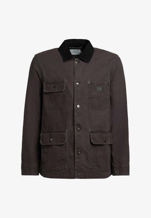 Tamno smeđa jakna s crnim ovratnikom od korduroja, prednjim kopčanjem na gumbe i četiri prednja džepa, od kojih su dva s preklopnim poklopcima na gumbe.