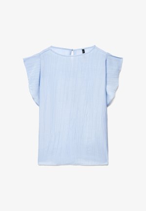 Blouse féminine bleu clair avec manches courtes volantées, texture verticale subtile et petite fermeture à bouton au dos du col.