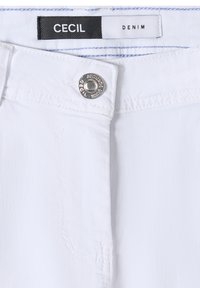 Ceinture de jean en denim blanc avec bouton argenté et étiquette affichant les textes "CECIL" et "DENIM".