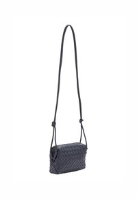 Borsa a tracolla in pelle intrecciata di colore blu scuro, con forma rettangolare, tracolla regolabile e chiusura con zip superiore.