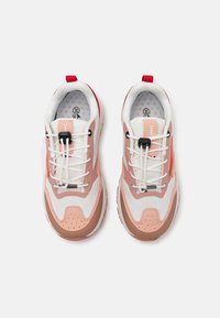 Sneakers con una toma superiore in rete bianca, accenti rosa e beige, sistema di lacci neri e un tab per il tallone rosso; suola testurizzata per una presa migliore.