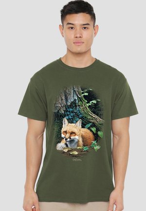 Green cotton T-shirt featuring a detailed graphic of a lying fox amidst foliage and trees, with vibrant colors and texture.