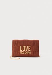 Brunternet tegnebog med guld "LOVE MOSCHINO" logo, lavet af ruskind, med en kædetras og strukturerede mønstre på overfladen.