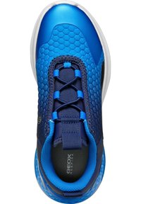 Zapatillas Geox con un upper de patrón hexagonal en azul y marino, cordones elásticos y una suela texturizada con un acento azul.