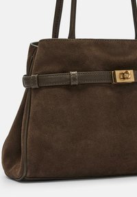 Brązowa zamszowa torebka o strukturalnym kształcie, wyposażona w skórzany pasek i złocone elementy do zamykania. Gładka tekstura doskonale uzupełnia zamsz.