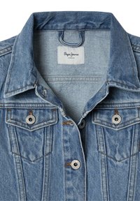 Svjetloplavi traper jakna s klasičnom kragnom, dva džepa na prsima, srebrnim hardverom i tkanom etiketom s natpisom "Pepe Jeans London."