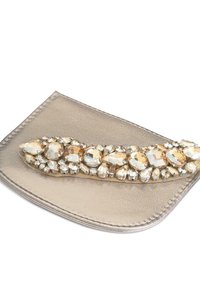 Clutch de cuero dorado metálico que presenta un adorno curvado de brillantes piedras preciosas transparentes y color ámbar a lo largo del borde frontal.
