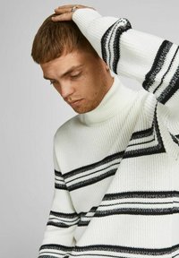 Weißer Strickpullover mit Rollkragen, der horizontale schwarze und graue Streifen, strukturierter Stoff und eine lockere Passform aufweist.