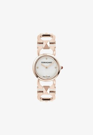 Reloj redondo Ferragamo con esfera blanca texturizada, caja de metal en oro rosado y pulsera de eslabones con formas geométricas y acentos.