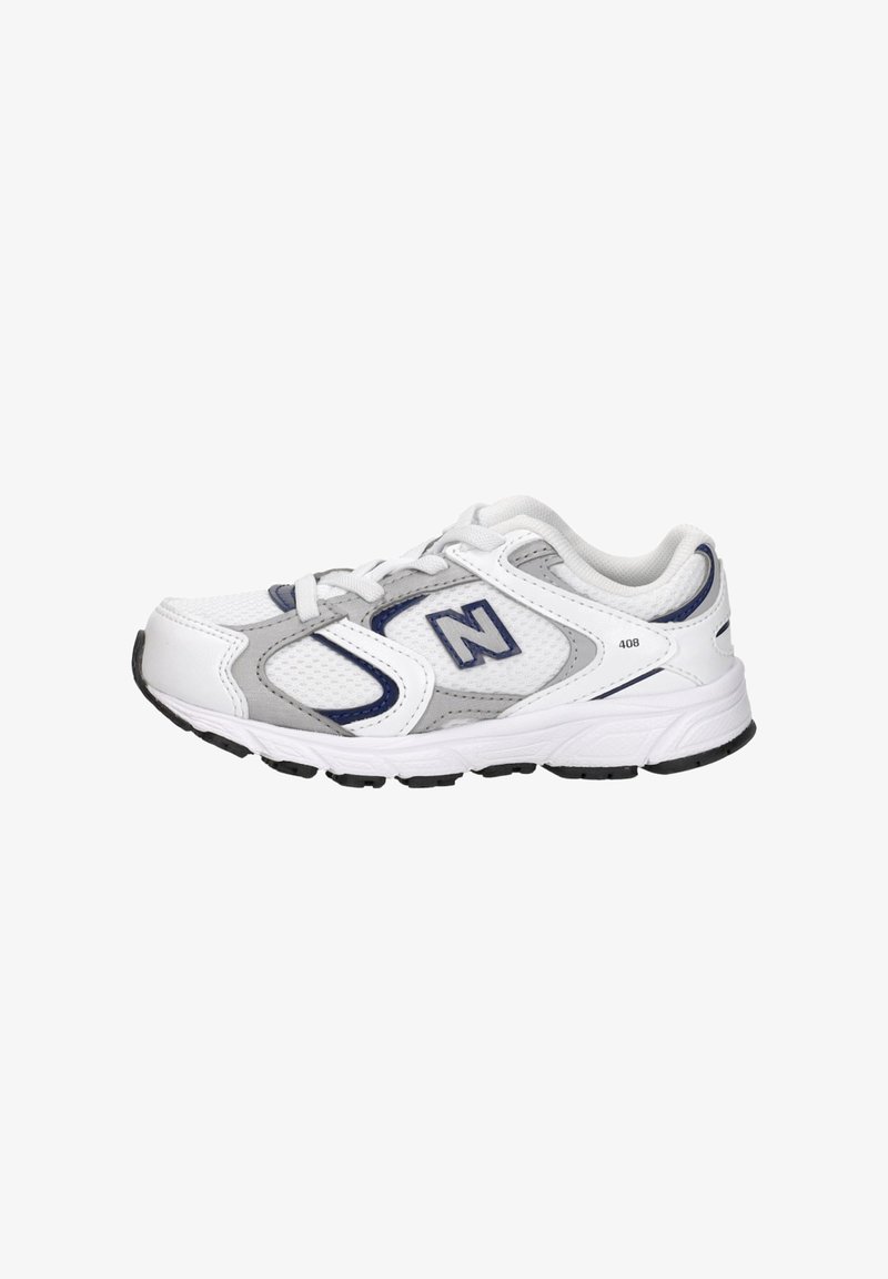 Baskets athlétiques blanches et grises avec des accents bleu marine, des panneaux en mesh, une semelle noire et le logo "N" sur le côté, numéro de modèle 408 visible près du talon.