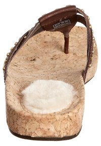Sandalo con soletta in sughero marrone caratterizzato da una suola in sughero testurizzata, design a infradito, morbida rifinitura in pelliccia bianca sulla soletta e dettagli in tono oro.