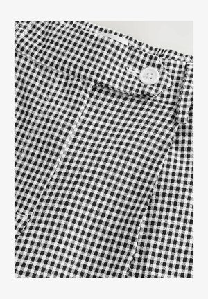 Tessuto a quadri bianco e nero con chiusura a bottone, caratterizzato da un frontale piatto, una texture liscia e dettagli di cucitura ordinati.