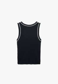 Top sin mangas de canalé negro con un cuello redondo y costuras blancas en los bordes. Diseño sin mangas con un corte recto en el dobladillo.