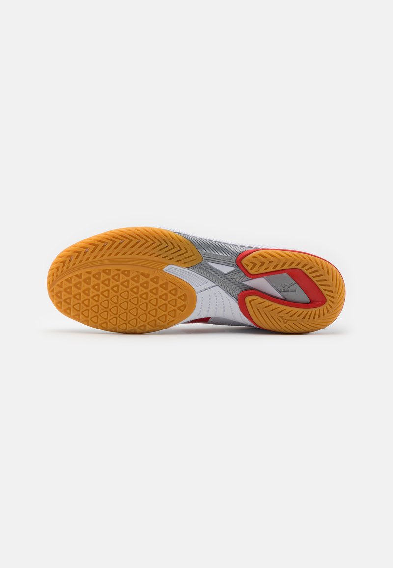 Mizuno WAVE DRIVE 9 - Multicourt Tennisschuh - white/high risk red 