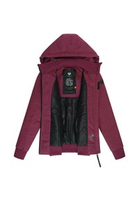 Burgunderfarget jakke med hette, med svart teksturert fôr, frontdrag og ribbede mansjetter. Inkluderer et interiør med logoetikett.