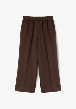 Brązowe spodnie o szerokich nogawkach z elastycznym pasem i podwiniętymi nogawkami, wykonane z miękkiego, lekkiego materiału.