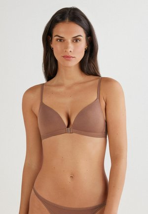 Soutien-gorge triangle matelassé marron avec des bretelles ajustables, texture lisse et fermeture à clip à l'avant. Accompagné de culottes taille basse assorties.