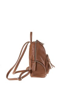 Un sac à dos en cuir brun avec plusieurs compartiments zippés, des bretelles réglables et une finition texturée, comportant une poignée latérale et des accents en franges.