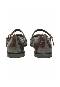 Scarpe in pelle marrone con finitura a pelle di coccodrillo, punta tondeggiante, dettagli con cinturino e accenti hardware dorati sul retro e sui lati.