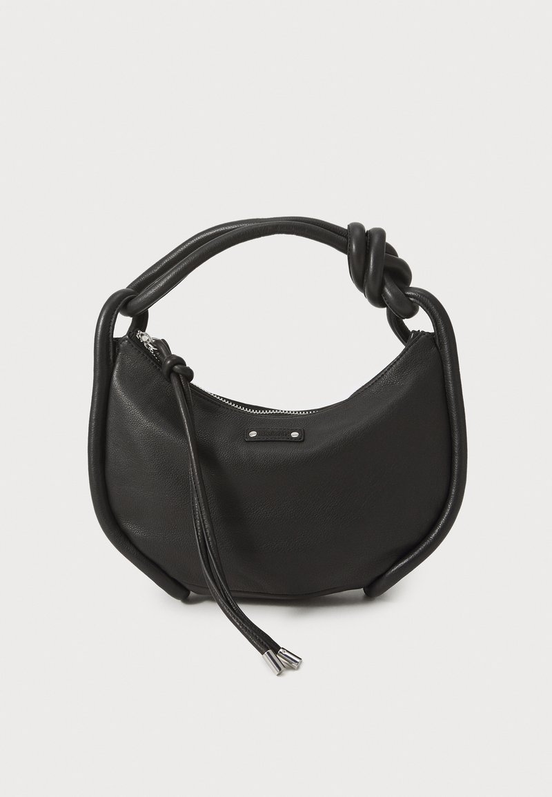 Borsa a tracolla nera in pelle con forma arrotondata e manico annodato. Presenta una chiusura con zip e dettagli in metallo argentato piatti. Texture liscia.