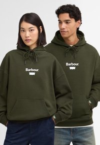 Ελαιόχρωμες φούτερ από φλις υλικό διαθέτουν μπροστινή τσέπη και κουκούλα με κορδόνι, και οι δύο φέρουν το λογότυπο "Barbour." σε λευκό χρώμα.